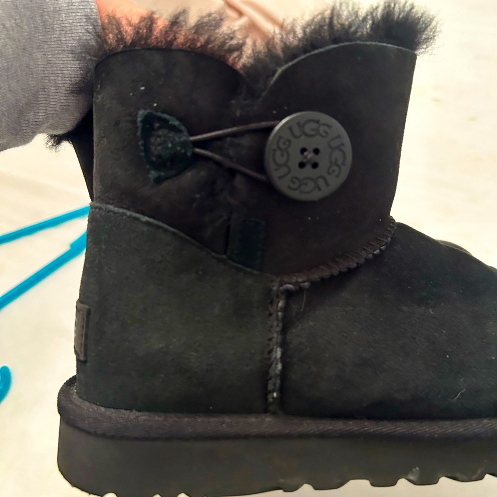 UGG mini Bailey button boot size 6